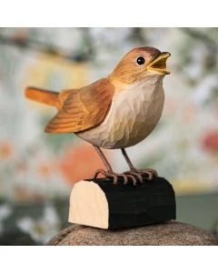 Houtgesneden vogel in de vorm van een nachtegaal is een mooie decoratie waar het hele gezin dol op zal zijn ✔️ Levensecht vorm- en kleur gegeven model ➤ Koop nu online bij Hoezo-Kado