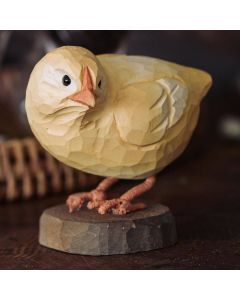 Handgesneden DecoBird Curious Chick van Wildlife Garden. Nieuwsgierig houten kuiken als paas- en voorjaarsdecoratie, ca. 7,3 cm lang.