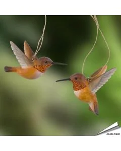 DecoBird Rosse kolibrie van Wildlife Garden, natuurgetrouw vormgegeven in handgesneden hout met warme roestbruine tinten en uitgespreide vleugels.