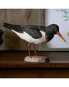 Handgesneden DecoBird Scholekster van Wildlife Garden. Houten kustvogel van ca. 25,8 cm met opvallende zwart-witte tekening en rode snavel.