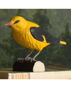 Handgesneden DecoBird Wielewaal van Wildlife Garden. Opvallende gele houten vogel van ca. 21,8 cm met zwarte vleugels en informatief boekje.