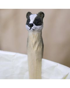 DecoClip Das van Wildlife Garden als decoratieve houten wasknijper met zwart-witte dassenkop, bevestigd aan de rand van een wit servet.