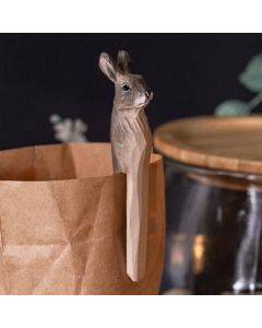 DecoClip Konijn van Wildlife Garden als houten decoratieve wasknijper aan een bruine papieren zak, met gesneden konijnenkop en lange oren.