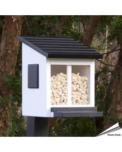 Ekorrmatare wit van Wildlife Garden. Houten eekhoornvoederhuisje voor noten, zaden en eekhoornvoer met transparant reservoir en zwart klepdeksel.