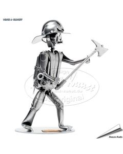 Metalen sculptuur in de vorm van een brandweerman, met helm en bijl | Hoezo-Kado