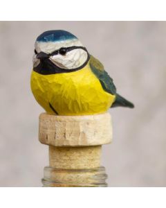Flessenstop Pimpelmees van Wildlife Garden op een glazen fles, met handgesneden houten vogel, blauwe kop, gele borst en natuurlijke kurken stop.