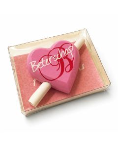 Roze houten hartje Beterschap met papierrolletje voor je eigen boodschap. Inclusief magneet en verzendenvelop. Klein en persoonlijk beterschapscadeau.