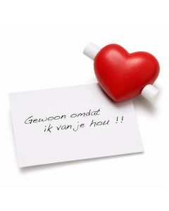 Blanco rood houten hartje met papierrolletje voor je eigen boodschap. Persoonlijk klein cadeau voor liefde, succes, dankbaarheid of zomaar.