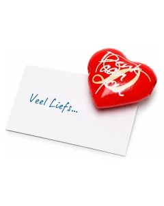 Rood houten hartje met papierrolletje voor je eigen boodschap. Inclusief magneet en verzendenvelop. Klein persoonlijk cadeau om te zeggen: ik denk aan jou.