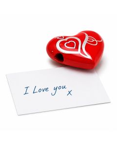 Rood houten hartje met papierrolletje voor je eigen liefdesboodschap. Klein persoonlijk Valentijnscadeau om je geliefde onverwacht te verrassen.