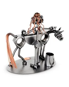 Handgemaakte Hinz & Kunst sculptuur van een meisje met paard, koperkleurige haren en metalen emmer. 18 x 11 x 17 cm. Bijzonder cadeau voor paardenmeisje.