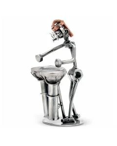 Handgemaakte Hinz & Kunst sculptuur van een bongospeler met trommel, slagstokken, ronde bril en koperkleurige dreadlocks. Origineel cadeau voor muzikant.