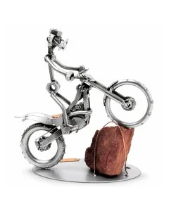 Handgemaakte Hinz & Kunst trialmotor sculptuur met rijder, profielbanden en een echte steen als obstakel. Ca. 22 x 13 x 21 cm.