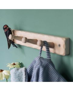 Houten wandkapstok met drie knoppen en een handgesneden boerenzwaluw. Van grenenhout, handbeschilderd en geschikt voor hal, keuken en slaapkamer.