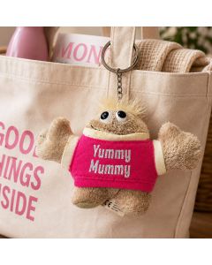 Grappige Hugmeez sleutelhanger Yummy Mummy met roze shirt, grote ogen en metalen sleutelring. Ca. 13,5 x 7,5 cm. Leuk als klein cadeau voor mama.
