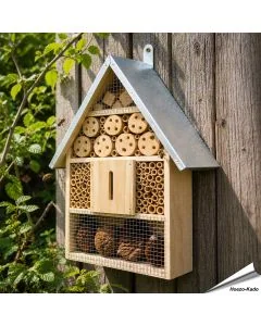 Helpt de nuttige insecten in je tuin met deze grote Insectenhotel ✔️ Vol met Natuurlijke materialen ✔️ Voor Lieveheersbeestjes, Vlinders, Solitaire Bijen en meer ✔️ Een must-have voor ieder met een hart voor de Tuin ➤ Koop nu in onze online shop!
