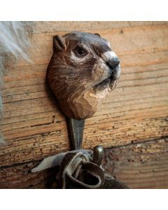 Kledinghaak Alpenmarmot van Wildlife Garden aan een rustieke houten wand, met bruin gesneden marmottenkop en een stoffen band aan de metalen haak.