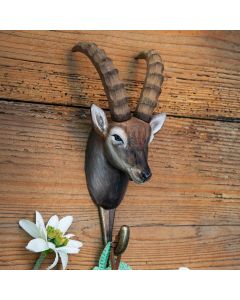 Kledinghaak Alpensteenbok van Wildlife Garden aan een rustieke houten wand, met bruine steenbokkop, lange geribbelde hoorns en metalen haak.