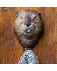 Kledinghaak Bever van Wildlife Garden aan een houten wand, met een bruin gesneden beverkop en een grijze handdoek aan de metalen haak.
