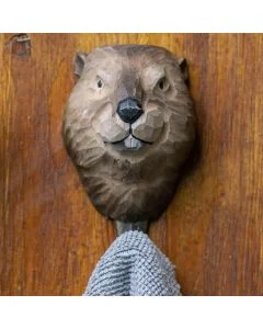 Kledinghaak Bever van Wildlife Garden aan een houten wand, met een bruin gesneden beverkop en een grijze handdoek aan de metalen haak.