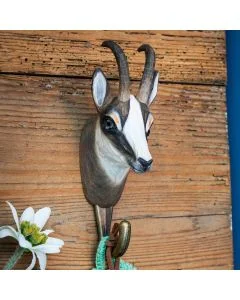 Kledinghaak Gems van Wildlife Garden aan een houten wand, met twee naar achteren gebogen hoorns, witbruine kop en messingkleurige metalen haak.