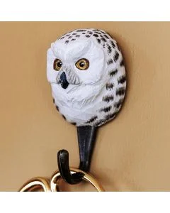 Kledinghaak Sneeuwuil van Wildlife Garden aan wand met witte uilenkop, donkere tekening en metalen haak