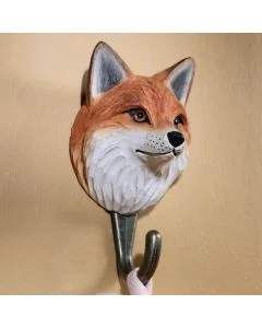 Kledinghaak Vos van Wildlife Garden aan een houten wand, met een oranjebruine vossenkop, witte vacht en metalen haak met opgehangen lus.