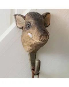 Kledinghaak Wild zwijn van Wildlife Garden aan een lichte wand, met handgesneden zwijnenkop, metalen haak en een bruin koord eraan.