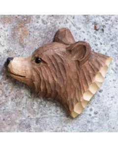 Houten koelkastmagneet Bruine Beer van Wildlife Garden met bruine vacht, ronde oren en lichtbruine snuit, bevestigd op een grijs gemêleerde metalen ondergrond.