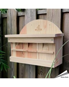 Nestkast voor huismussen en ringmussen ✔️ Onbehandeld massief hout ✔️ 3 ruime nestkamers met aparte openingen ✔️ FSC-hout ➤ Koop nu bij Hoezo-Kado.nl