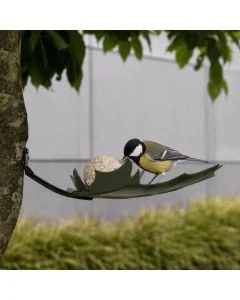 Leaf Me groene metalen wandvoederschaal bevestigd aan een boom, met een koolmees die eet van een vetbol in de tuin.