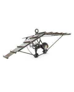 Metalen deltavlieger sculptuur van ca. 22,5 x 13,5 x 9 cm. Origineel cadeau voor deltavlieger, piloot, outdoorliefhebber of luchtvaartfan.