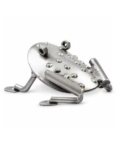 Compact metalen beeldje van een liggende kikker met grote ogen en lange poten. 9 x 8 x 5 cm. Leuk cadeau voor kikkerliefhebber of verzamelaar.