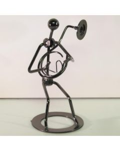 Metalen muzikant met hoorn van ca. 16 cm hoog. Decoratief muziekbeeldje en origineel cadeau voor hoornisten en liefhebbers van blaasmuziek.