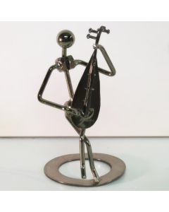 Metalen muzikant met snaarinstrument van ca. 15,5 cm hoog. Compact decoratief muziekbeeldje en origineel cadeau voor muziekliefhebbers.