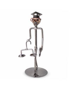 Wired Line Advocaat metalen draadsculptuur met weegschaal van justitie, pen, academische baret en koperkleurige bril. Ca. 14,5 cm hoog.