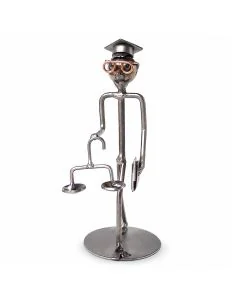 Wired Line Advocaat metalen draadsculptuur met weegschaal van justitie, pen, academische baret en koperkleurige bril. Ca. 14,5 cm hoog.