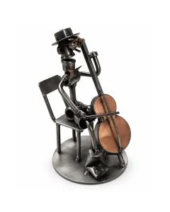 Metalen sculptuur van een zittende contrabassist met strijkstok en stoel. Ca. 16,2 cm hoog. Origineel cadeau voor contrabassist of orkestlid.