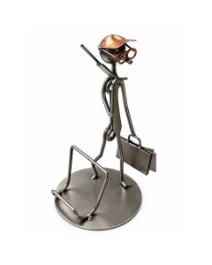 Metalen sculptuur met visitekaarthouder en aktetas. Decoratief bureaubeeldje van ca. 17 cm hoog, geschikt voor visitekaartjes, naamkaartjes of kleine memo’s.