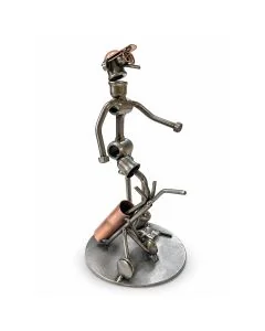 Metalen sculptuur van een golfer met golftrolley, golftas en clubs. 19 cm hoog met koperkleurige accenten. Persoonlijk cadeau voor een golfer.
