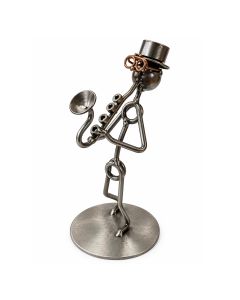 Metalen sculptuur van een saxofonist met hoge hoed en bril. Ca. 16,5 cm hoog. Origineel decoratiebeeldje en cadeau voor saxofonisten en muziekliefhebbers.