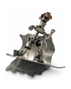 Metalen sculptuur van een surfer op een hoge golf met surfboard, pet en koperkleurige details. 15,3 cm hoog. Origineel cadeau voor een surfer.