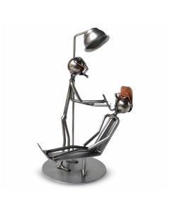 Wired Line Tandarts metalen draadsculptuur met tandarts, patiënt, behandelstoel en onderzoekslamp. Ca. 19 cm hoog. Origineel cadeau voor mondzorg.