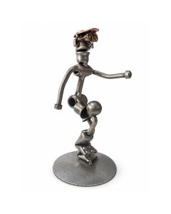 Metalen sculptuur van een voetballer met bal in een actieve speelhouding. Ca. 18,5 cm hoog. Origineel cadeau voor voetballer, trainer of voetbalfan.