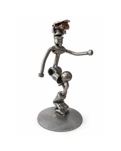 Metalen sculptuur van een voetballer met bal in een actieve speelhouding. Ca. 18,5 cm hoog. Origineel cadeau voor voetballer, trainer of voetbalfan.