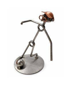 Metalen sculptuur van een voetballer met voetbal, bril en koperkleurige pet. Ca. 15 cm hoog. Origineel cadeau voor voetballers, trainers en voetbalfans.