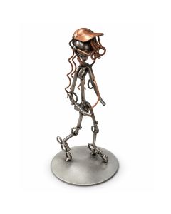 Metalen sculptuur van een vrouw op inline skates die naar muziek luistert. Sportief decoratiebeeld van ca. 18 cm, leuk als cadeau voor skaters en muziekliefhebbers.