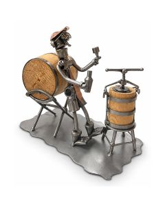 Metalen sculptuur van een wijnmaker met wijnfles, wijnglas, wijnpers en houten wijnvat. 18,2 cm hoog. Origineel cadeau voor een wijnliefhebber.