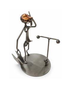 Metalen sculptuur van een zakenman met aktetas voor visitekaartjes en houder voor telefoon, memo’s of kleine bureau-items. Ca. 16 cm hoog.