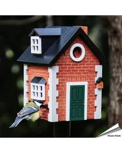 Multiholk Brick Cottage van Wildlife Garden ✔️ Nestkast en voederhuis in 1 ✔️ Voor kleine tuinvogels ✔️ Geïnspireerd op Scandinavische architectuur ➤ Bestel bij Hoezo-Kado